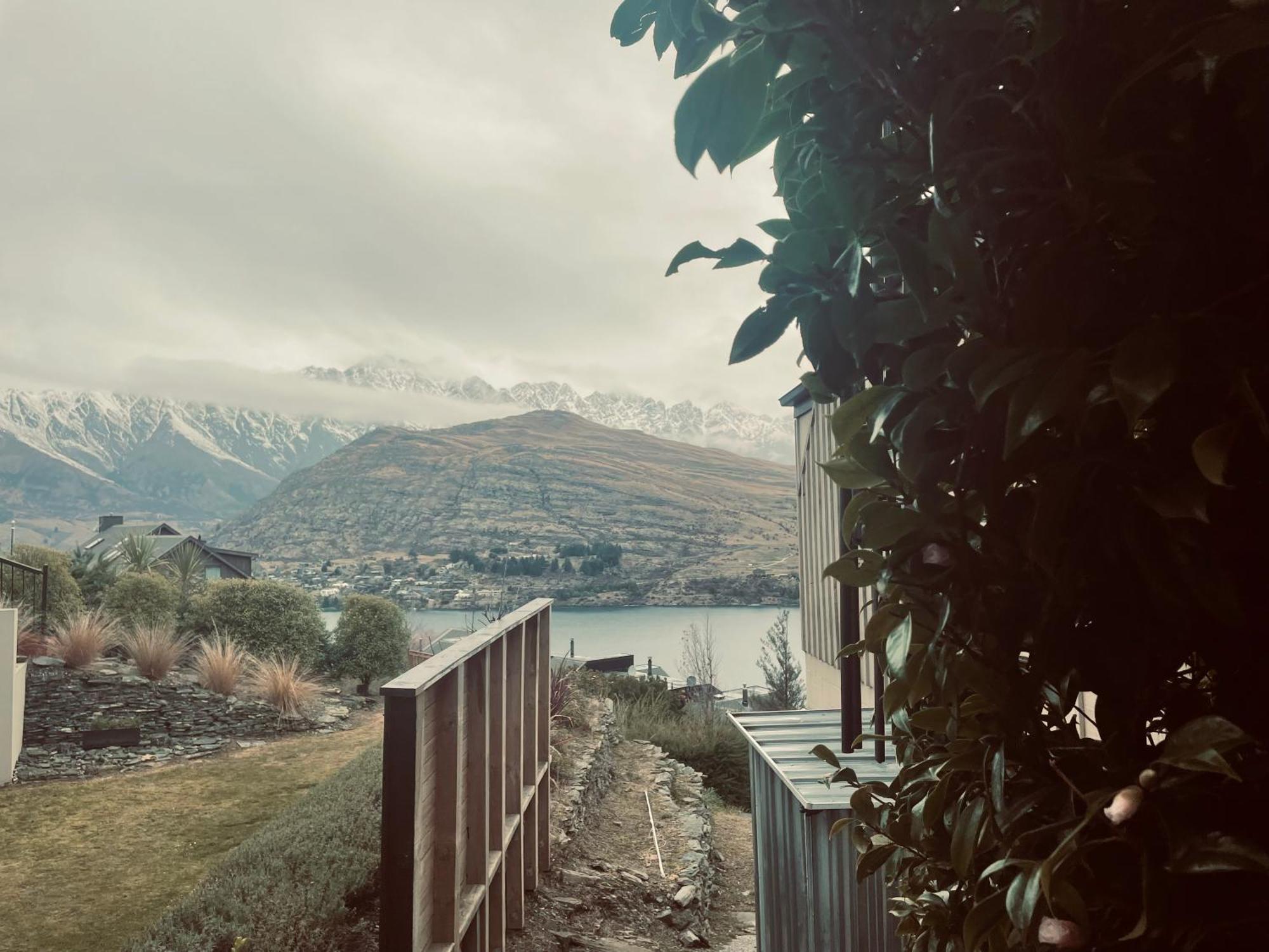 Ming'S Lakeside Goldleaf Suites Queenstown Exterior photo